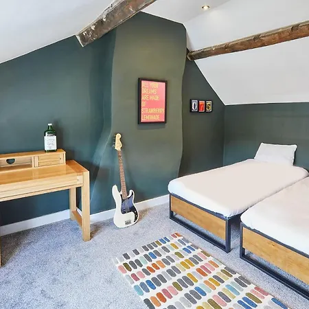 Host & - 2 College Square Stokesley