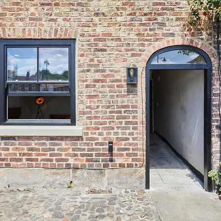 Host & - 2 College Square * Stokesley
